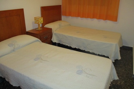 Dormitorio con dos camas de 90